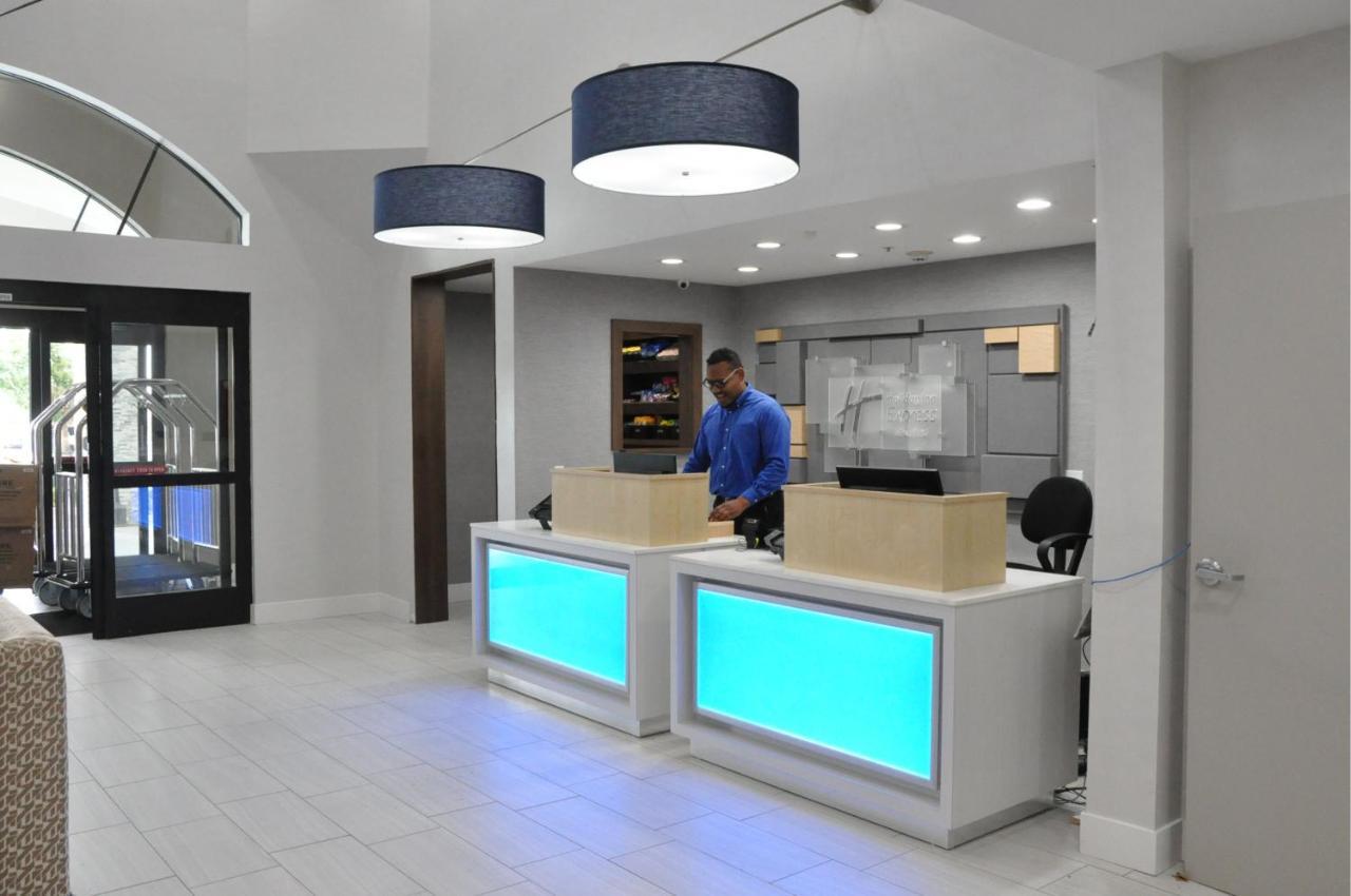 Holiday Inn Express & Suites - Lake Forest, An Ihg Hotel Exterior photo