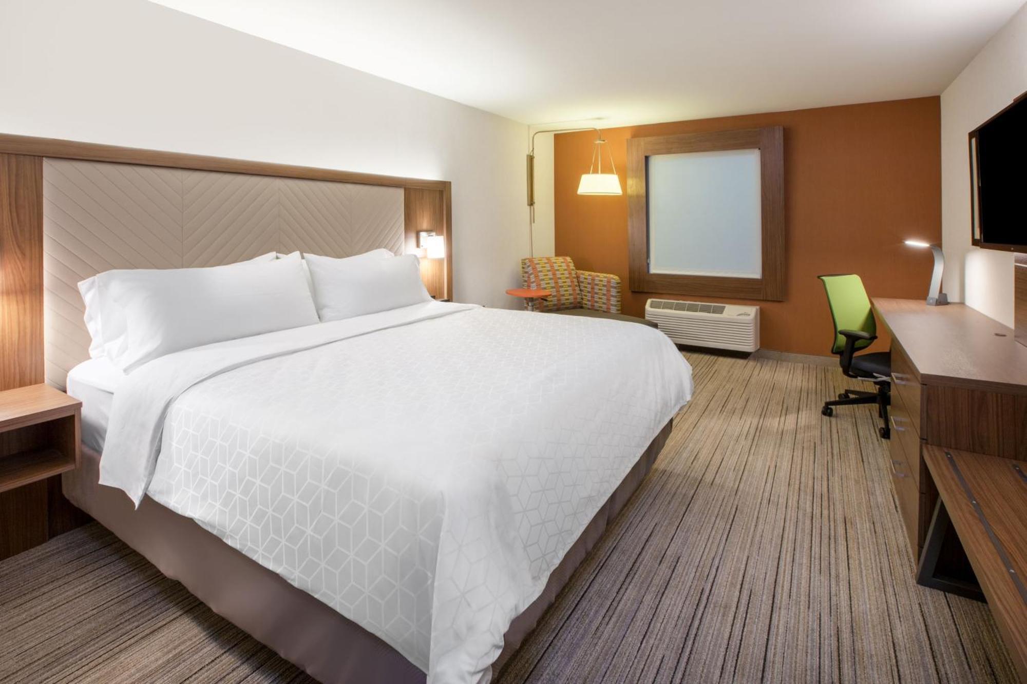 Holiday Inn Express & Suites - Lake Forest, An Ihg Hotel Exterior photo