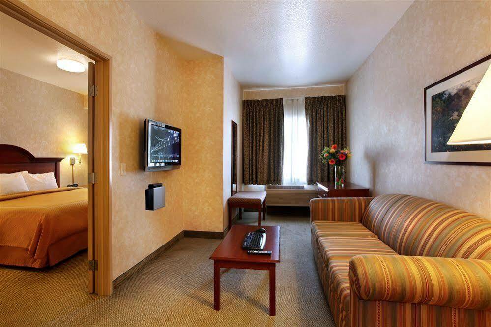 Holiday Inn Express & Suites - Lake Forest, An Ihg Hotel Exterior photo